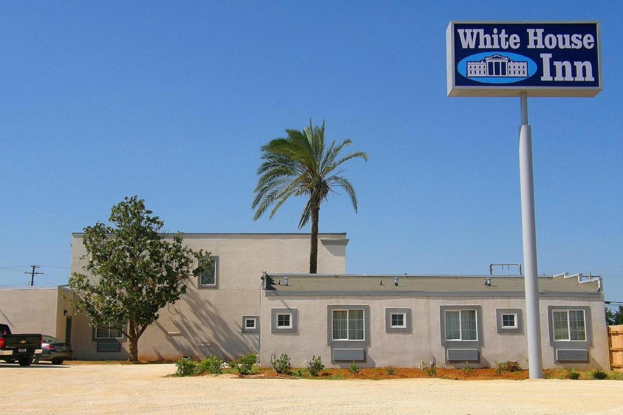 Hotel Dilley Grand Bagian luar foto
