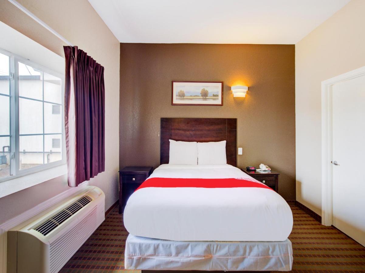 Hotel Dilley Grand Bagian luar foto