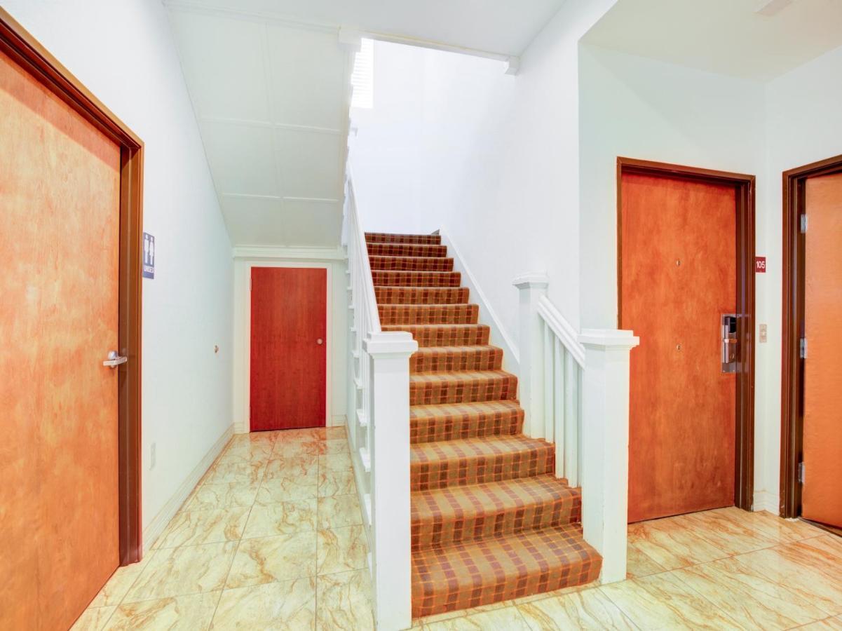 Hotel Dilley Grand Bagian luar foto