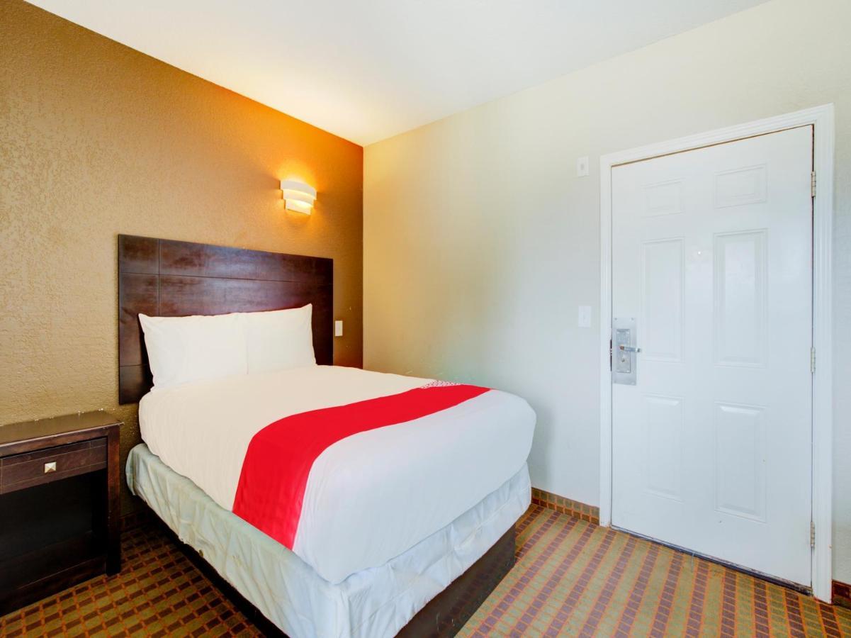 Hotel Dilley Grand Bagian luar foto