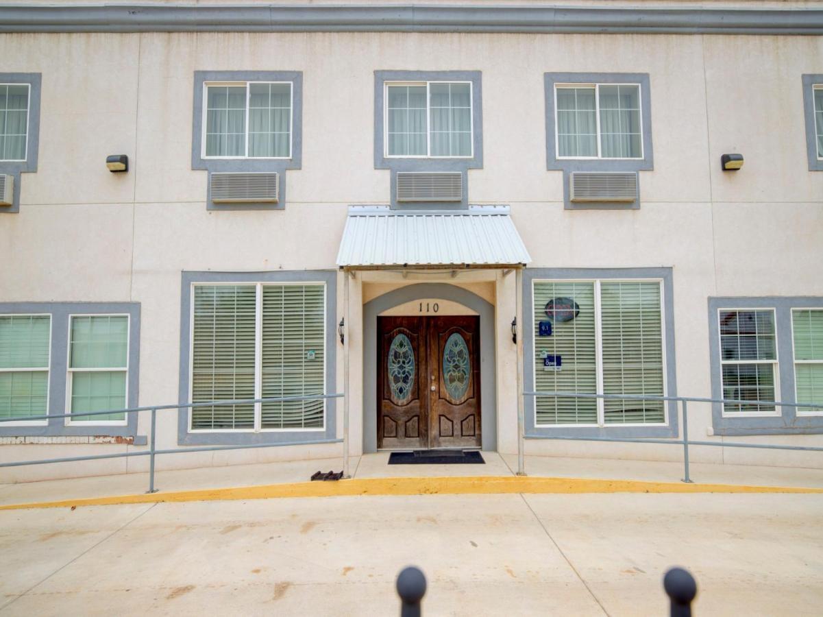 Hotel Dilley Grand Bagian luar foto