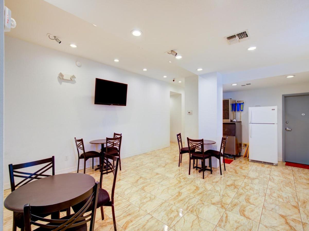 Hotel Dilley Grand Bagian luar foto