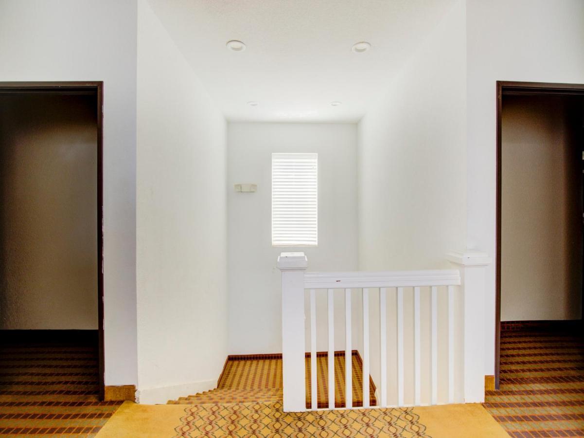 Hotel Dilley Grand Bagian luar foto