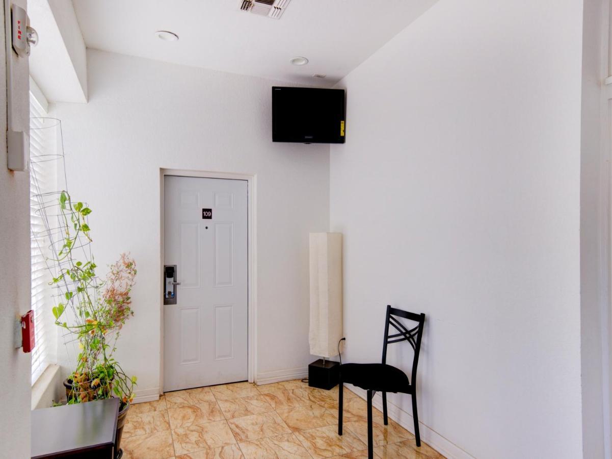 Hotel Dilley Grand Bagian luar foto