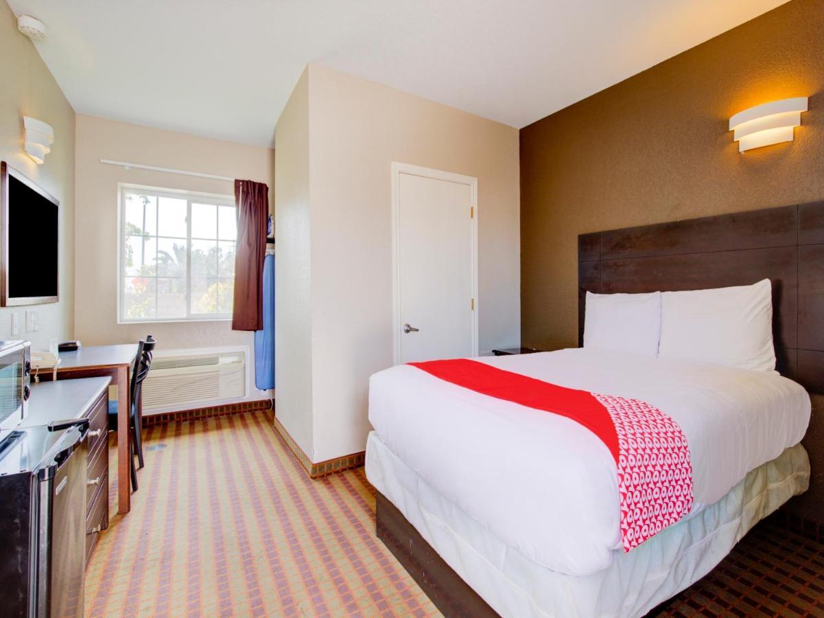 Hotel Dilley Grand Bagian luar foto