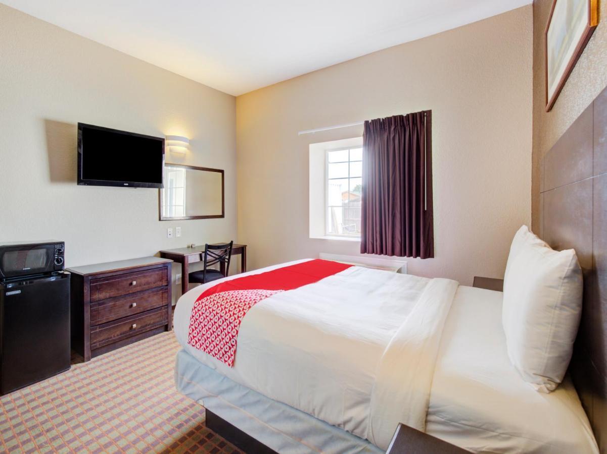Hotel Dilley Grand Bagian luar foto