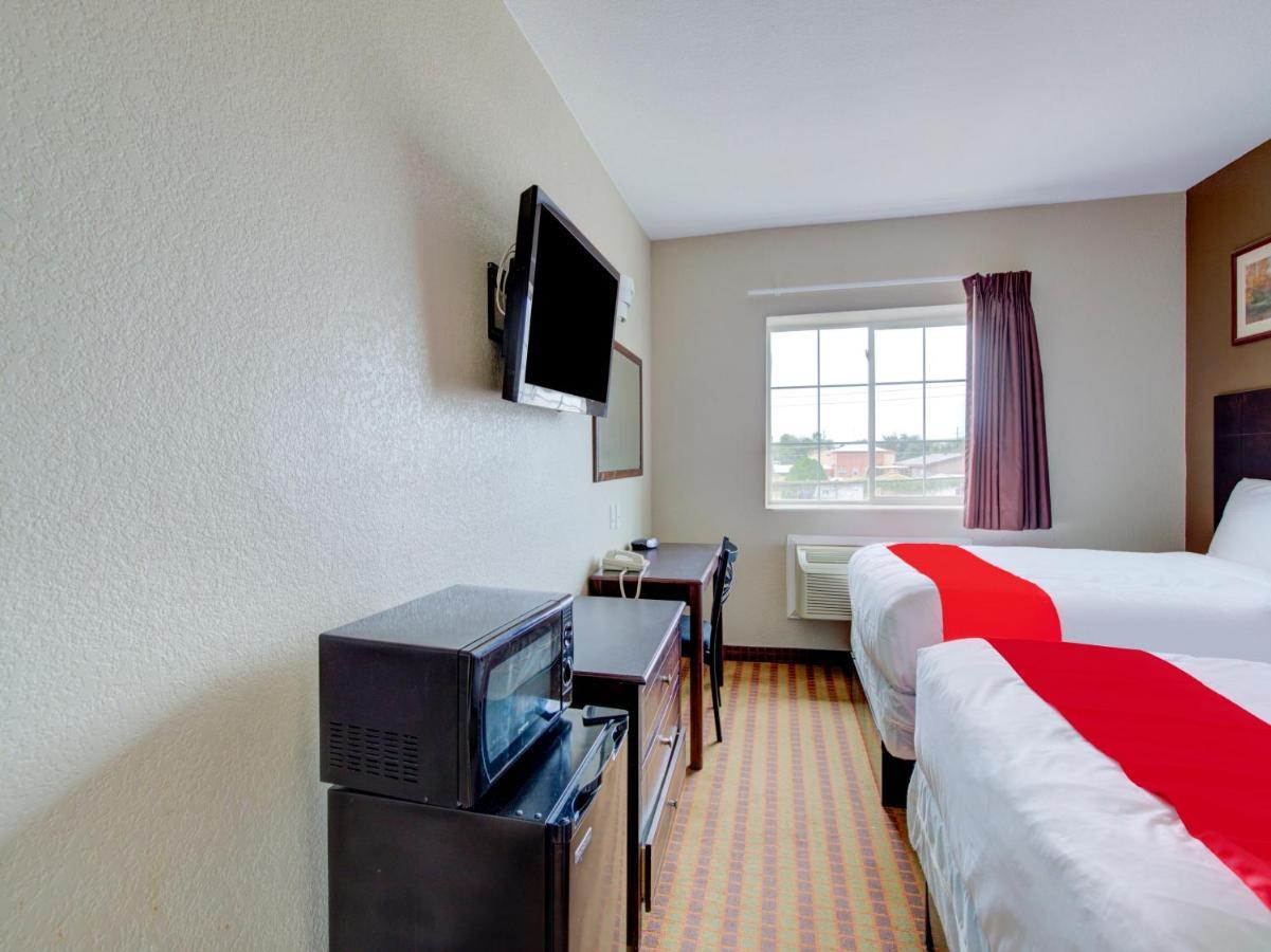 Hotel Dilley Grand Bagian luar foto