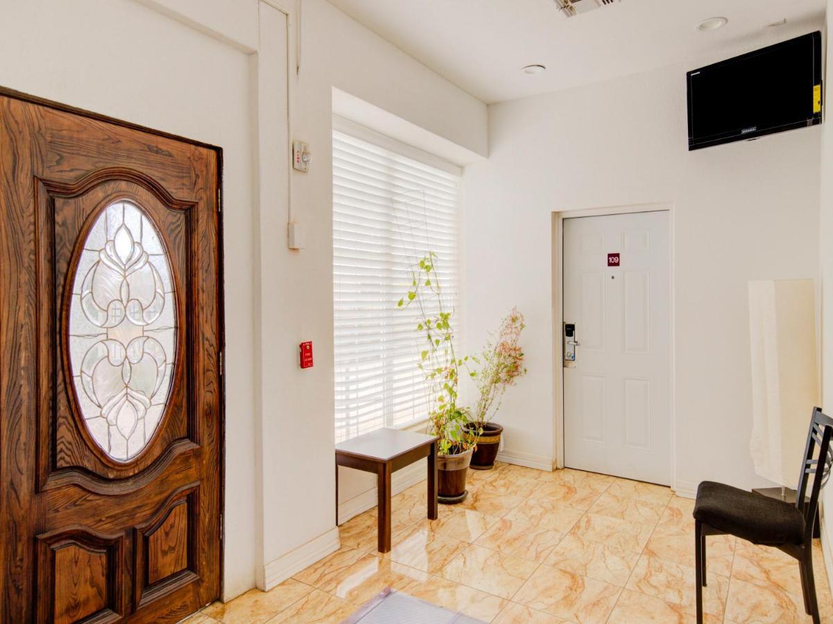Hotel Dilley Grand Bagian luar foto