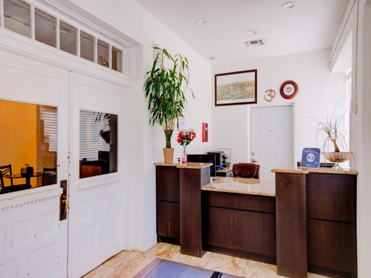 Hotel Dilley Grand Bagian luar foto