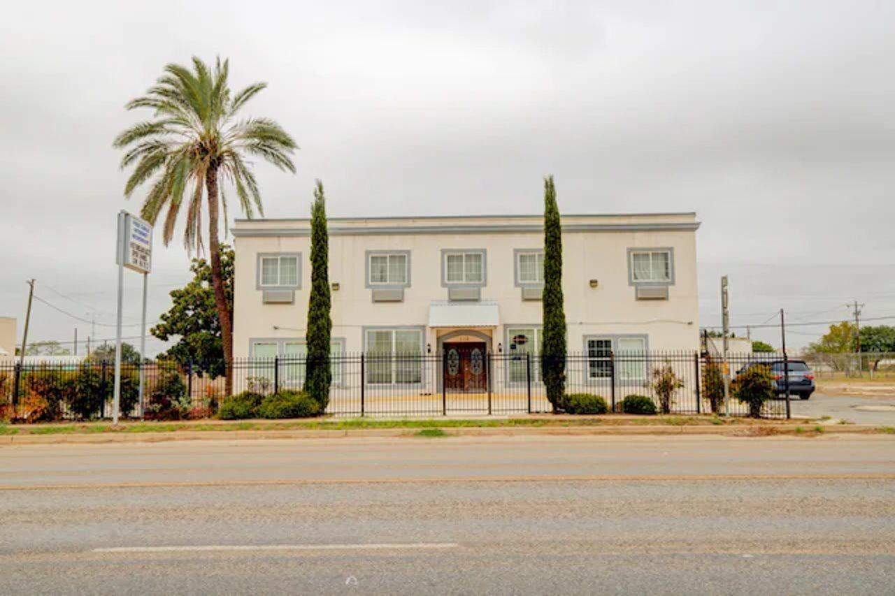 Hotel Dilley Grand Bagian luar foto