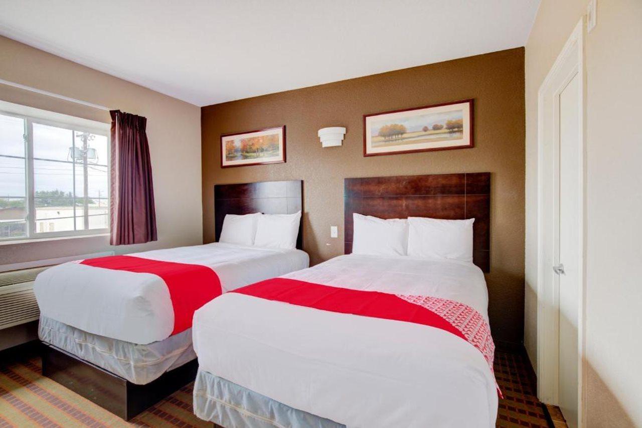 Hotel Dilley Grand Bagian luar foto