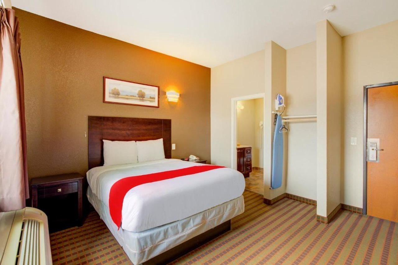 Hotel Dilley Grand Bagian luar foto
