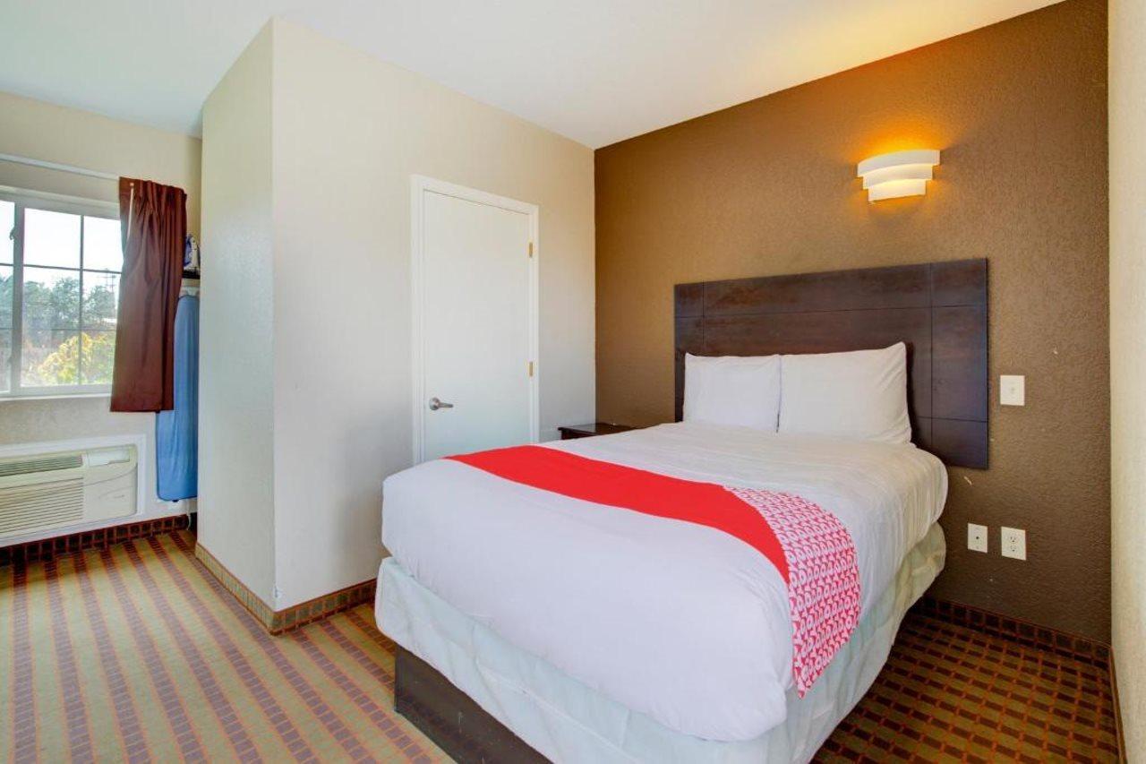 Hotel Dilley Grand Bagian luar foto