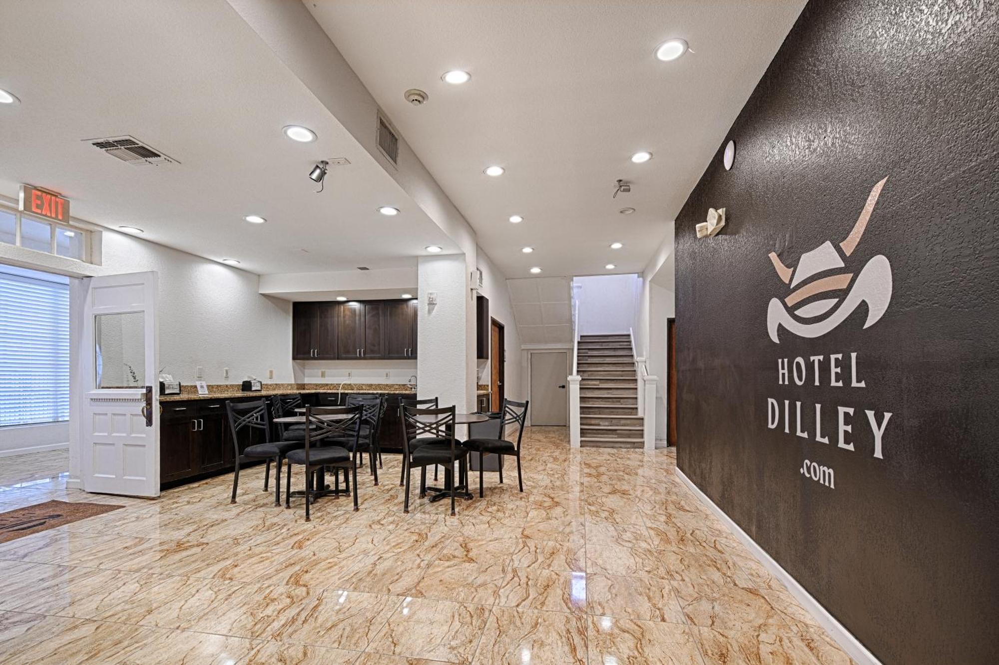 Hotel Dilley Grand Bagian luar foto