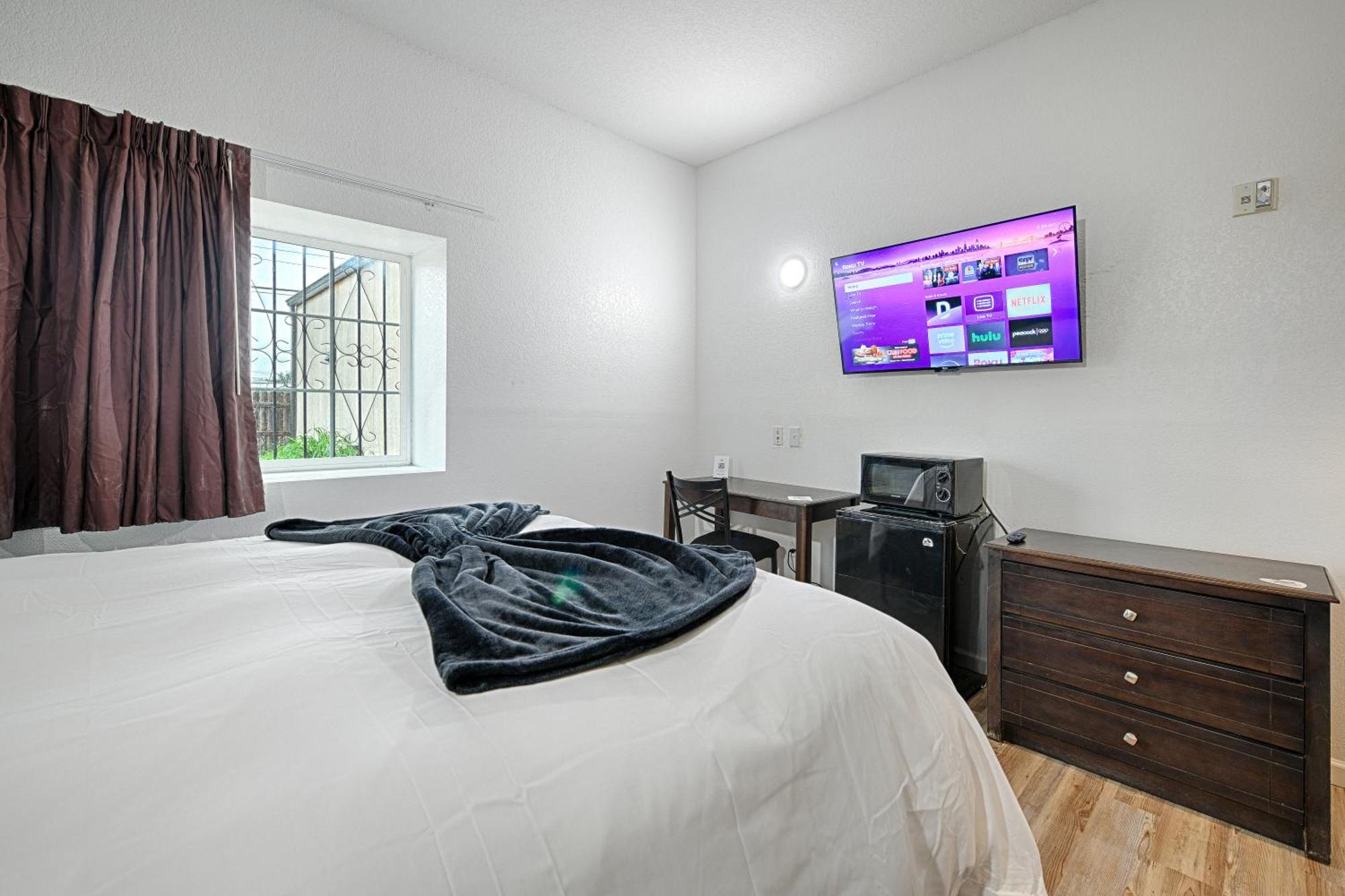 Hotel Dilley Grand Bagian luar foto