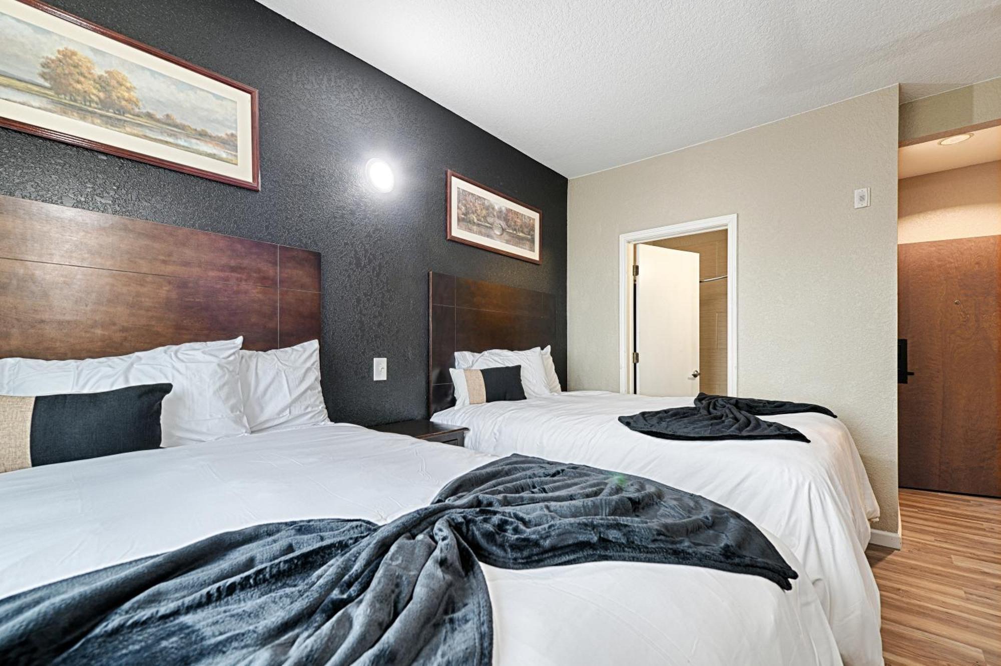 Hotel Dilley Grand Bagian luar foto