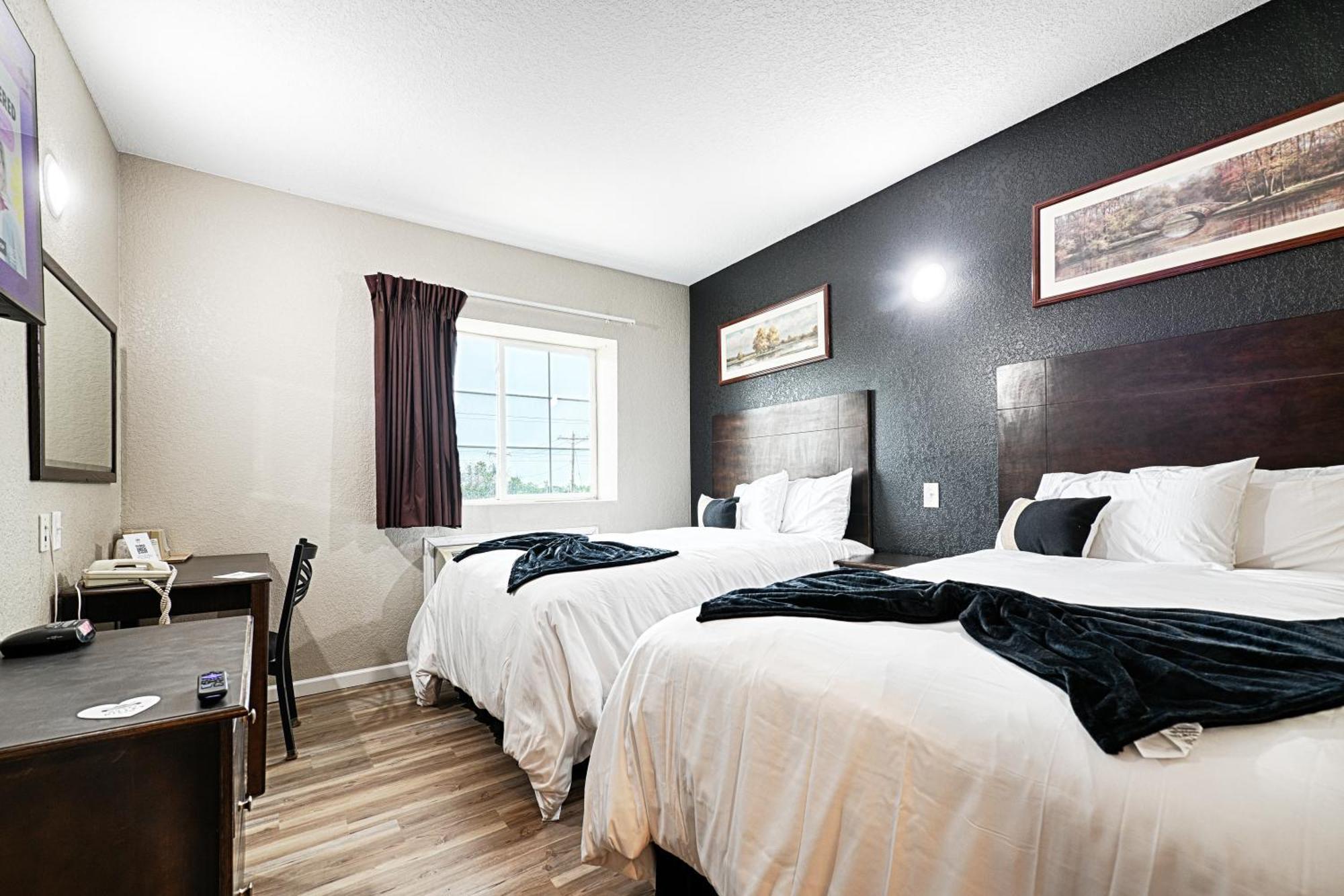Hotel Dilley Grand Bagian luar foto