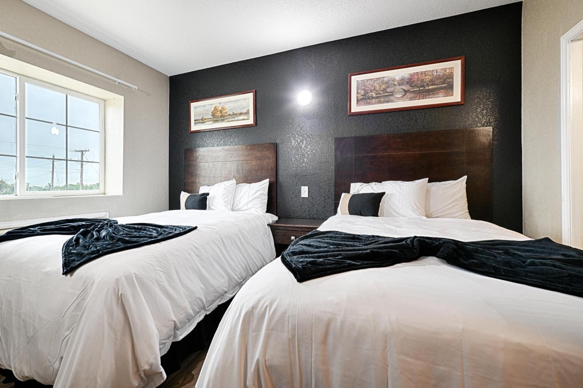 Hotel Dilley Grand Bagian luar foto