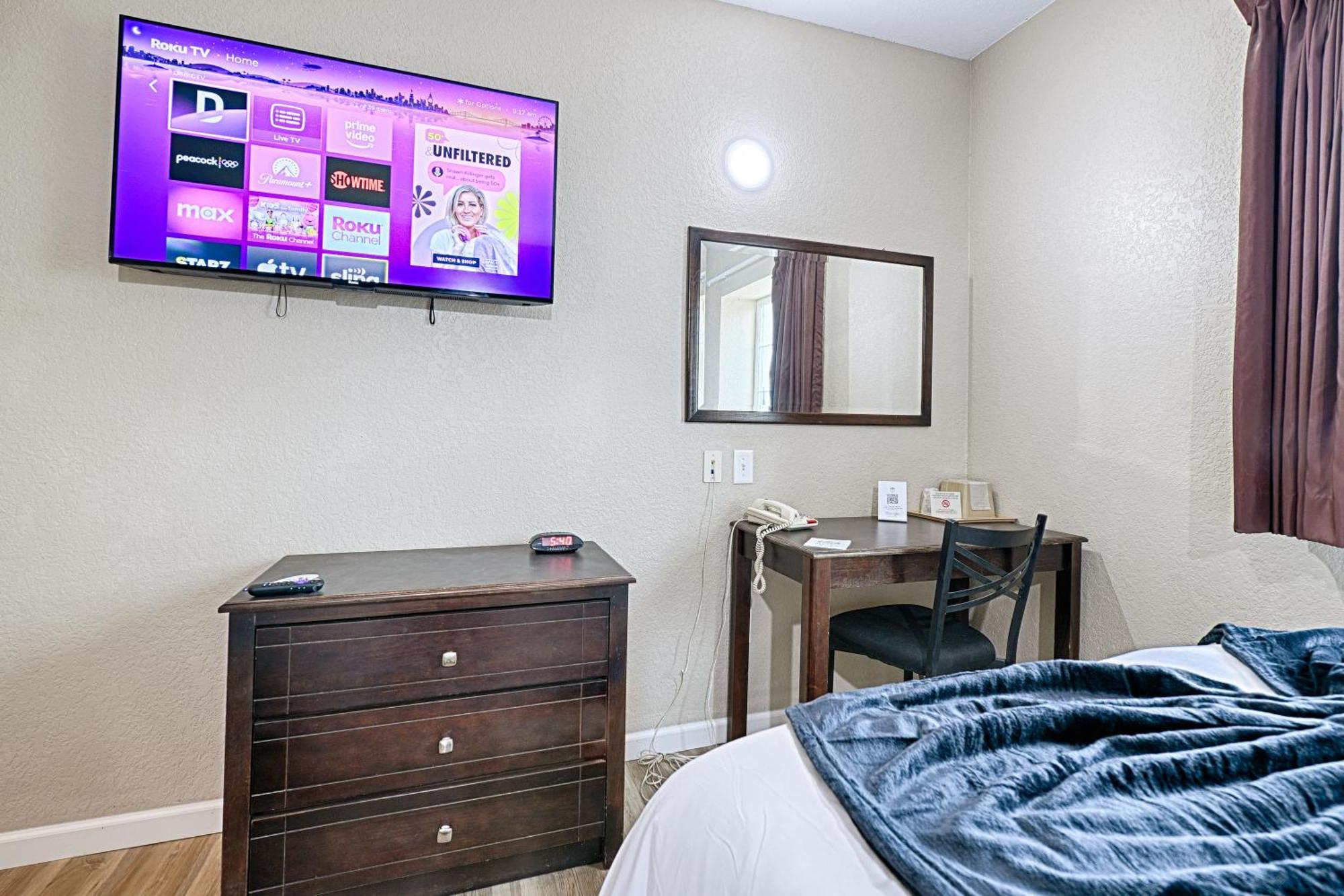 Hotel Dilley Grand Bagian luar foto