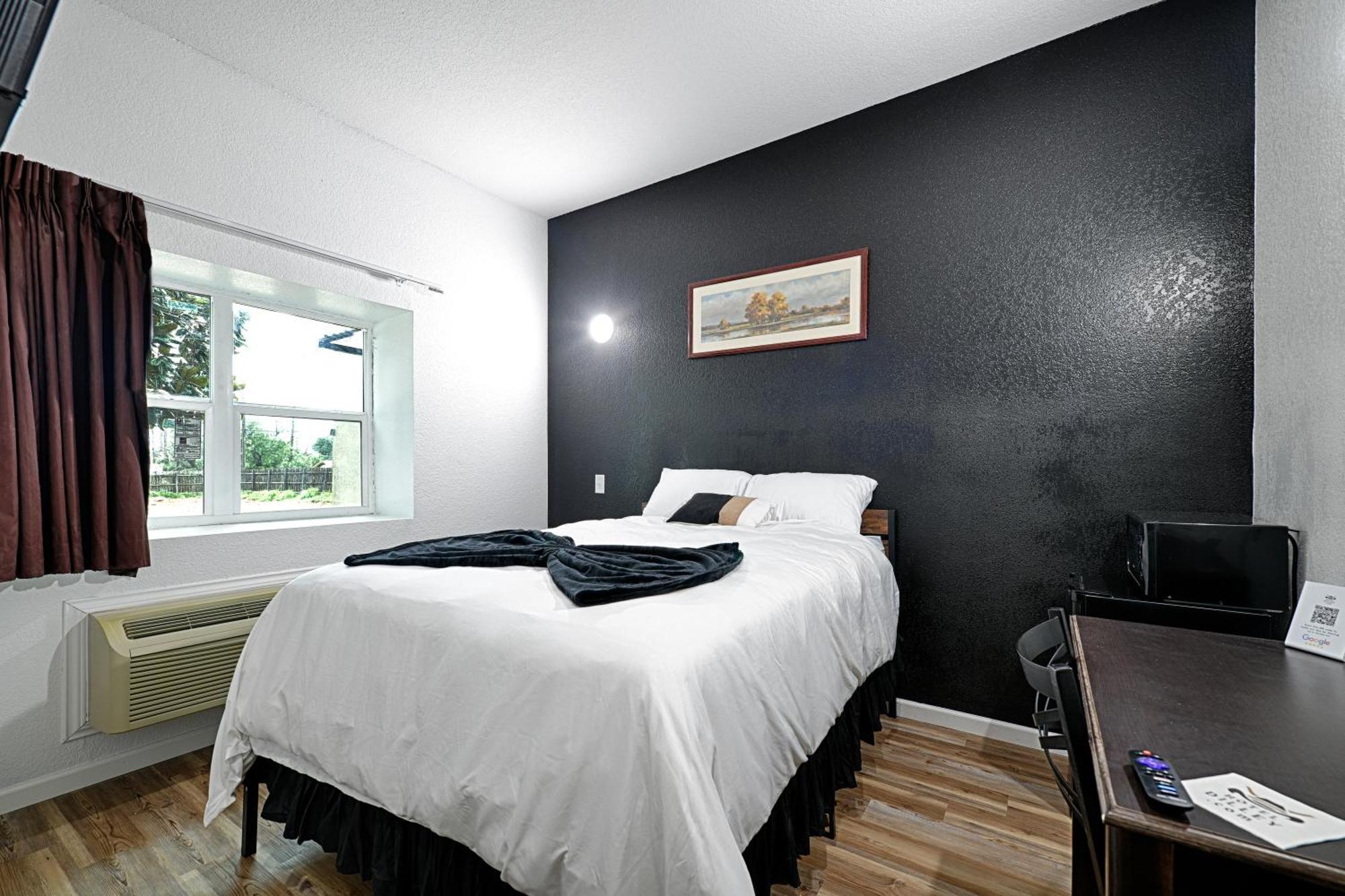 Hotel Dilley Grand Bagian luar foto